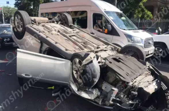 Երևանում Ford Focus-ը բախվել է Toyota, «ԳԱԶԵԼ», Jeep մակնիշի ավտոմեքենաներին և գլխիվայր շրջվել․ կա վիրավոր